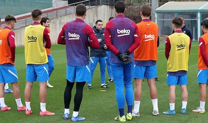 Xavi con la plantilla del Barça.