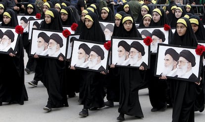 Un grupo de niñas desfiló con los retratos del Ayatolá Khomeini y del actual líder supremo Ayatolá Khamenei, en una marcha organizada en Irán tras el funeral de tres miembros de Hezbolá, el pasado octubre.