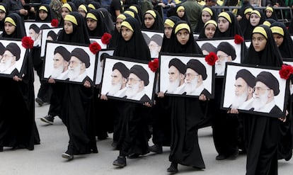 Un grupo de ni&ntilde;as desfil&oacute; con los retratos del Ayatol&aacute; Khomeini y del actual l&iacute;der supremo Ayatol&aacute; Khamenei, en una marcha organizada en Ir&aacute;n tras el funeral de tres miembros de Hezbol&aacute;, el pasado octubre. 
 