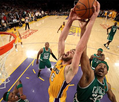 Pau Gasol lucha bajo la canasta frente a Rasheed Wallace, de los Celtics.