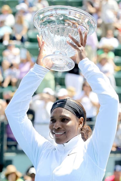 Serena alza el trofeo ganado en Stanford.