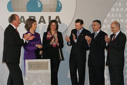 De izquierda a derecha, don Juan Carlos, doña Sofía, la ministra María Antonia Trujillo; el <i>lehendakari</i>, Juan José Ibarretxe; José Ignacio Gárate, presidente del Polo de Innovación Garaia, y el presidente de MCC, Jesús Catania.
