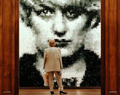 Retrato de la asesina Myra Hindley realizado por Marcus Harvey con cientos de huellas digitales de niños y expuesto en Londres con gran revuelo en 1997.