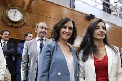 La candidata del PP a la Presidencia de la Comunidad de Madrid, Isabel Díaz Ayuso (izquierda), acompañada de la portavoz de Vox en la Asamblea, Rocío Monasterio, a su llegada a la primera sesión del pleno de investidura.