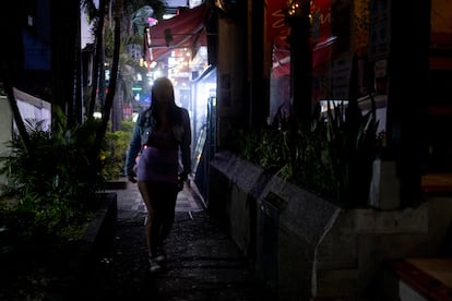 Una mujer en las calles de Medellín (Colombia).