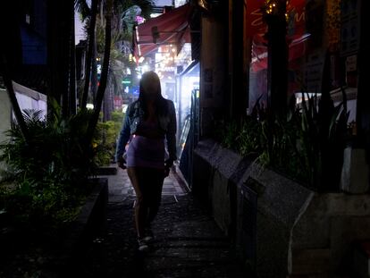 Una mujer en las calles de Medellín (Colombia).