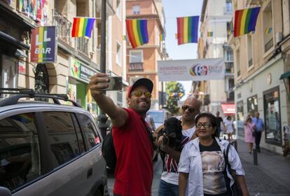 Unas personas se fotografían en el Barrio de Chueca adornado para el World Pride 2017.