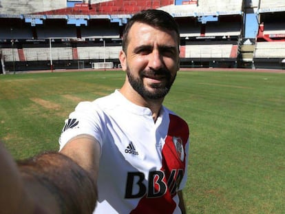 Lucas Pratto se toma una selfie en el c&eacute;sped del Monumental tras firmar un contrato por cuatro a&ntilde;os.