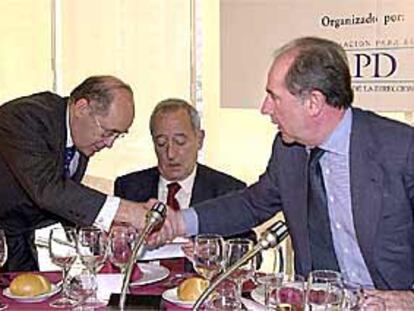 José María Cuevas saluda a Rodrigo Rato en presencia de Enrique Moya, ayer durante el encuentro de APD.