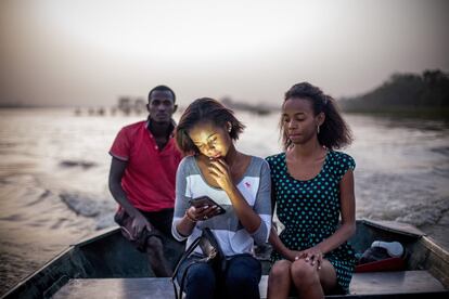 Diciembre 2016. Las hermanas se pasean en una barca por el río Níger al atardecer. Ahora tienen 17 y 19 años. Como cuenta su madre, en 2013, cuando participaron por primera vez en el Fima en Niamey, eran adolescentes, menores." Desde entonces se ha convertido en una verdadera pasión. Cada vez que hay un casting o un desfile se presentan. Esperan llegar lejos en este dominio. Han conseguido varios éxitos desde sus inicios”.