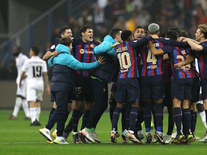 Los jugadores del Barcelona celebran el título de la Supercopa al terminar el partido.