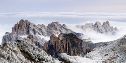 Esta impresionante masa rocosa que abarca 25.000 hectáreas y eleva su pico (llamado Emperador de Jade) a los 1.545 metros de altura es, quizás, la más famosa e importante de las cinco montañas sagradas del taoísmo y uno de los escenarios naturales más bellos de China. Se trata de una zona protegida, patrimonio mundial de la Unesco, localizada en el norte de la ciudad de Tai'an, provincia de Shandong. Se asocia con amanecer, nacimiento, renovación; por eso para los chinos tiene un gran significado ver la salida del sol desde su cima, a la que se accede en teleférico desde la Puerta del Medio Camino al Cielo (hasta ella se puede llegar en autobús). Aunque lo tradicional es subir por un camino con 6.600 escalones de piedra.