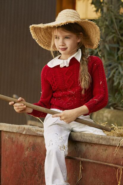 <b>Stella</b> lleva jersey de punto de The New Society, blusa con cuello volante de Bonnet à Pompon, pantalón vaquero blanco de Nicoli y sombrero de paja de Bonpoint.