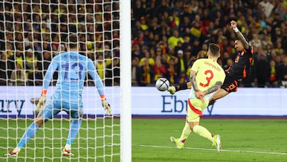 Daniel Muñoz marca el gol de la victoria de Colombia contra España en el Estadio de Londres.