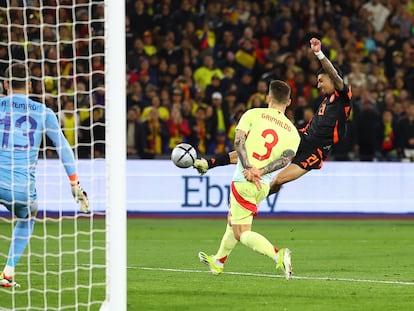 Daniel Muñoz marca el gol de la victoria de Colombia contra España en el Estadio de Londres.
