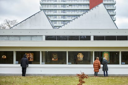O museu Jorn, em Silkeborg (Dinamarca), pendurou seus quadros nas janelas para poderem ser vistos sem ter de entrar em um espaço fechado. Objetivo é evitar contágios pelo novo coronavírus.