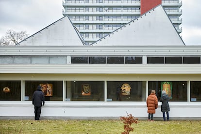 El museo Jorn de Silkeborg (Dinamarca) ha colgado sus cuadros de las ventanas para que se puedan ver sin tener que entrar en un espacio cerrado.