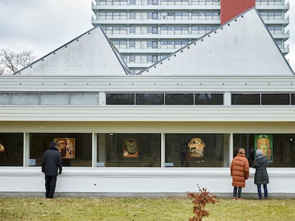 El museo Jorn de Silkeborg (Dinamarca) ha colgado sus cuadros de las ventanas para que se puedan ver sin tener que entrar en un espacio cerrado.