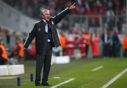 Heynckes da instrucciones al Bayern durante un partido de 'Champions'.