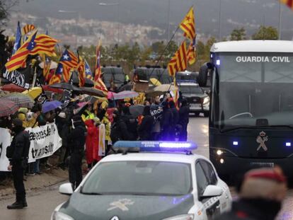 Salida de la prisión de Brians II de los presos independentistas en un furgón de la Guardia Civil el pasado viernes.