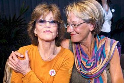 La presidenta de Iniciativa Feminista, Gudrun Schyman (derecha), abraza a la actriz Jane Fonda.