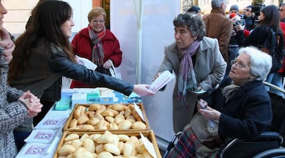 Reparto de pan en Bilbao para reivindicar el derecho a la alimentación.