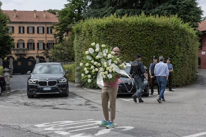 Un ramo de flores llega a Villa San Martino, última residencia de Silvio Berlusconi (y su favorita), el pasado 13 de junio de 2023. 