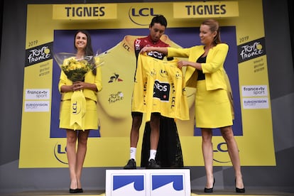 Egan Bernal, en el podio del Tour de 2019 junto a dos azafatas.