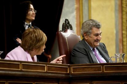 La vicepresidenta primera del Congreso, Celia Villalobos, conversa con el presidente de la Cámara baja, Jesús Posada.