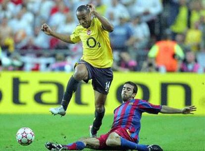 Henry y Oleguer, en la final de la Champions League de París