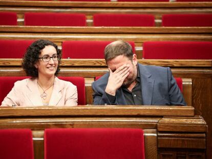 El presidente de ERC, Oriol Junqueras (der.) y la secretaria general de la formación, Marta Rovira (izq.), en una imagen de archivo.