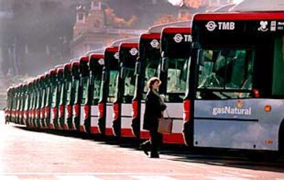 Los nuevos modelos de autobuses a gas, ayer aparcados en batería en Montjuïc.