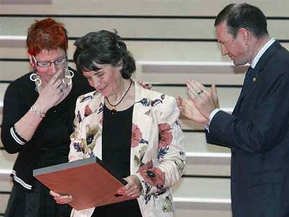 Pepi Murua, viuda del ingeniero de Lemoniz José María Ryan, asesinado por ETA, entre Maixabel Lasa y Juan José Ibarretxe, durante el homenaje.