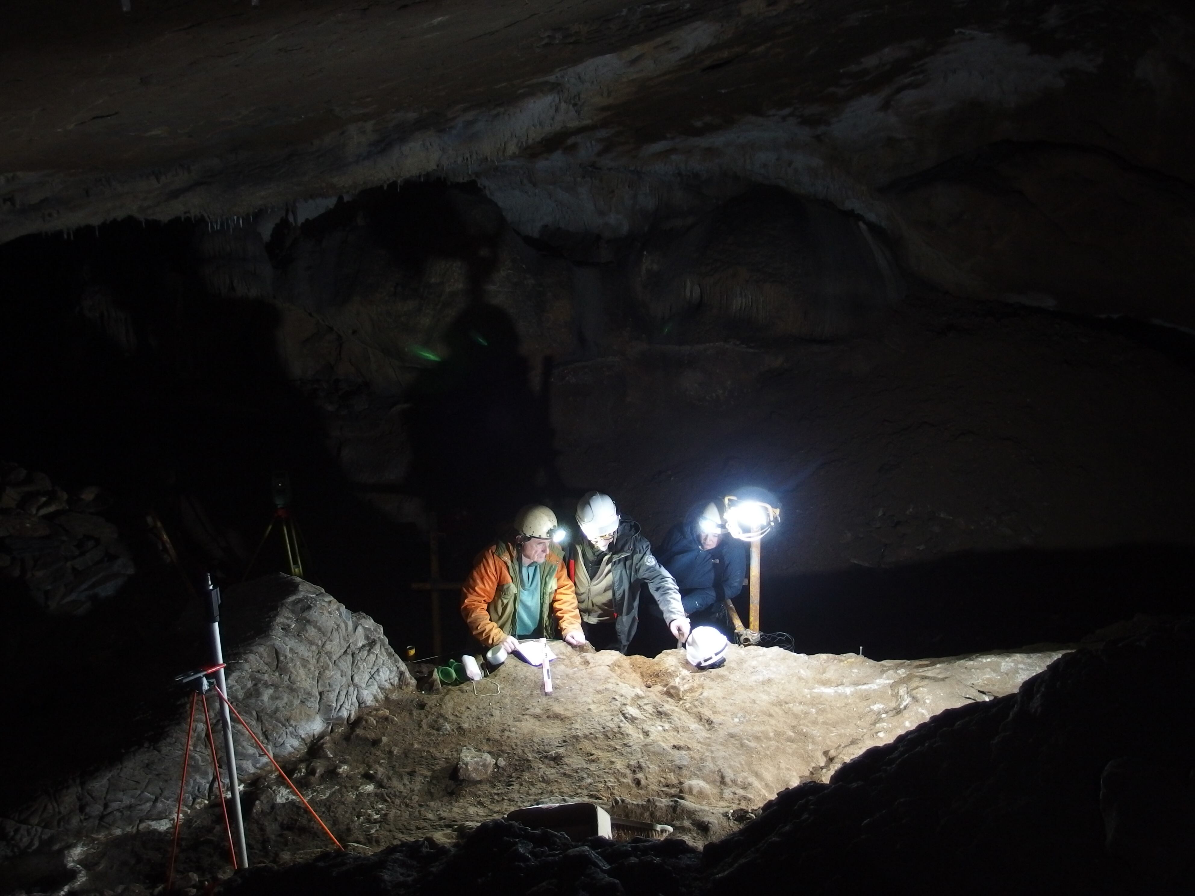 Excavaciones en 2022 en la cueva vasca de Isturitz, Francia, donde se descubrieron varias decenas de objetos de hueso de ballena.