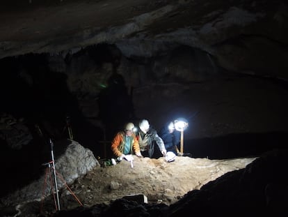Excavaciones en 2022 en la cueva vasca de Isturitz, Francia, donde se descubrieron varias decenas de objetos de hueso de ballena.