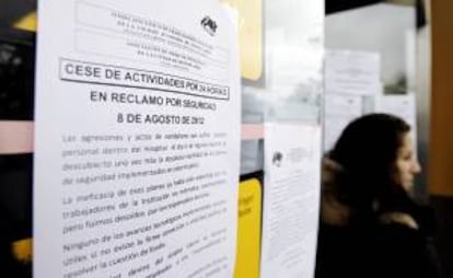 Vista de un cartel que convoca al cese de actividades en el Hospital General de Agudos Francisco Santojanni, en Buenos Aires (Argentina), donde el pasado lunes, un grupo de personas ingresó realizó grafitis y agredió a los médicos, como protesta por el fallecimiento de una joven.