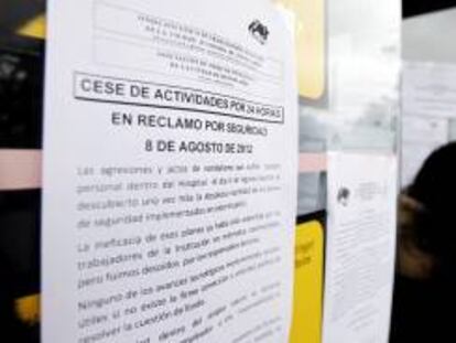Vista de un cartel que convoca al cese de actividades en el Hospital General de Agudos Francisco Santojanni, en Buenos Aires (Argentina), donde el pasado lunes, un grupo de personas ingresó realizó grafitis y agredió a los médicos, como protesta por el fallecimiento de una joven.