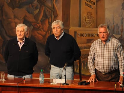 Antonio Cal&oacute; (metal&uacute;rgico), Hugo Moyano (camionero) y Luis Barrionuevo (gastron&oacute;mico), l&iacute;deres de las tres principales centrales obreras argentinas.