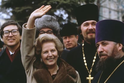 Margaret Thatcher con sacerdotes ortodoxos rusos durante una visita al Monasterio de San Sergio en Zagorsk (ahora Sergiyev Posad), cerca de Moscú, 29 de marzo de 1987.