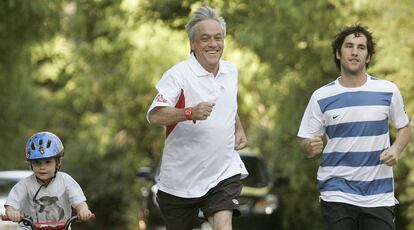 El candidato conservador chileno, Sebastián Piñera, corre junto a su hijo Cristóbal y su nieto León, antes de votar en Santiago.