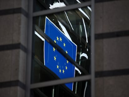 La bandera de la UE ondea en el exterior del Parlamento Europeo, en Bruselas. 