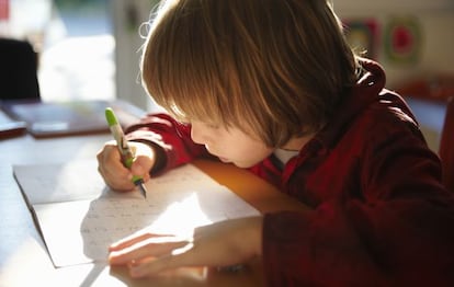 Casi un tercio de los alumnos españoles de primaria dedica a hacer deberes más de dos horas diarias.