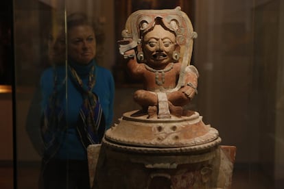 Urna funeraria en la que se representa a un joven de la élite dirigente con los atributos propios del dios solar Kinich Ahau sentado sobre un tronco de ceiba, el árbol sagrado de los mayas. Está datada entre el 600 y el 900 d. C. y fue encontrada en Quiché (Guatemala).