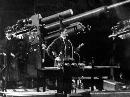 Adolf Hitler pronuncia un discurso en una f&aacute;brica de armamento. 