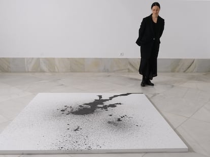 La artista Gala Porras-Kim, junto a una de sus obras en el Centro Andaluz de Arte Contemporáneo.