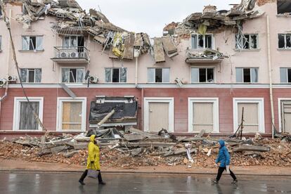 Dos mujeres pasan junto a las ruinas del Hotel Ucrania en Chernihiv. ACNUR, la agencia para los refugiados de la ONU, ha elevado este jueves a más de 4,3 millones el número de ucranios que han huido del país por la guerra, que comenzó el 24 de febrero con la llegada de las tropas rusas a territorio del país vecino.