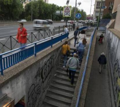 Entrada a uno de los pasos peatonales subterráneos de Batán.