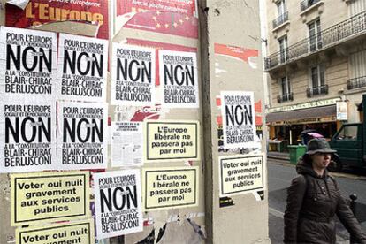 Carteles en París que incitan a los franceses a votar <i>no</i> en el referéndum del 29 de mayo sobre la Constitución europea.