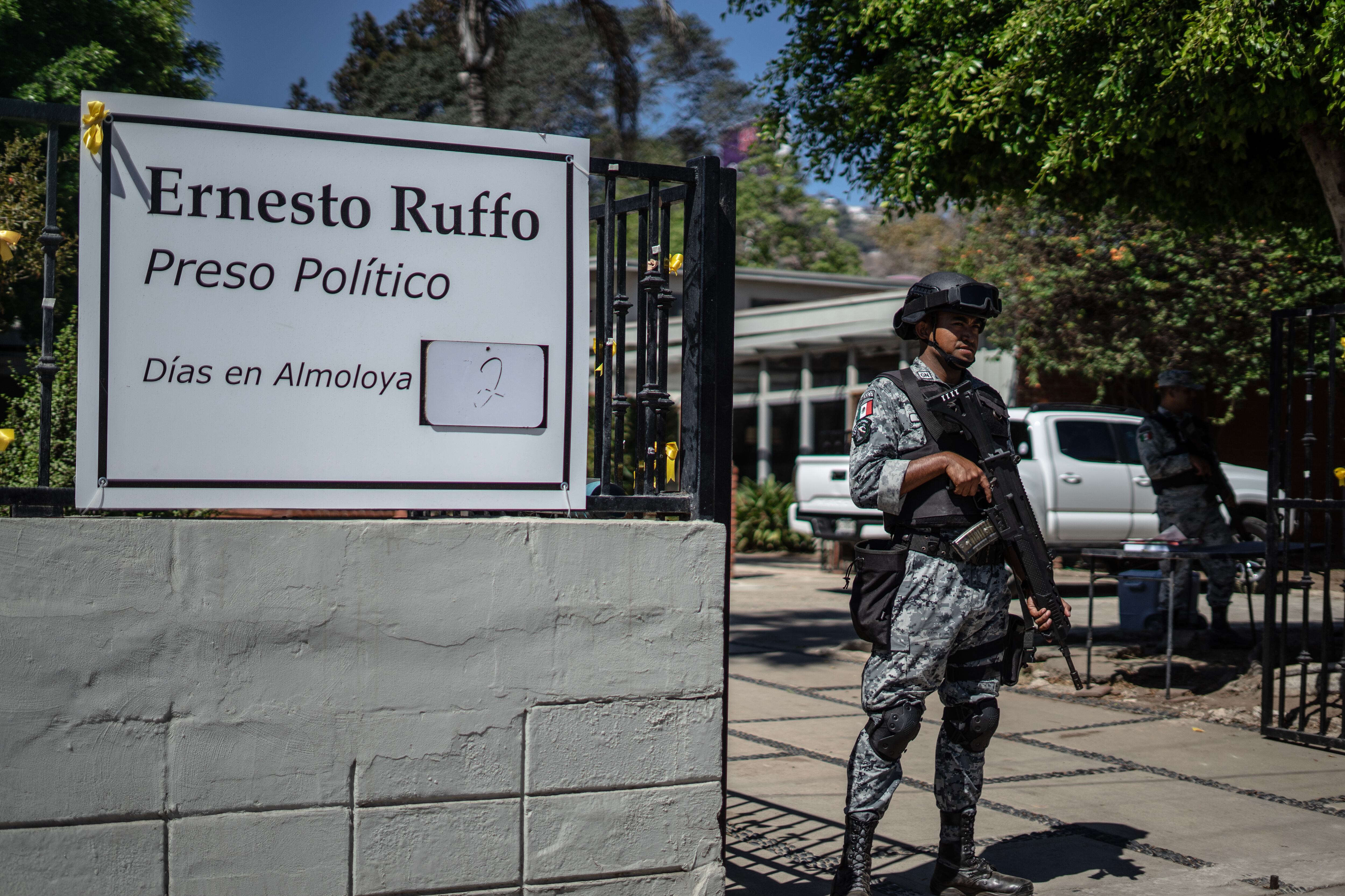 Un elemento de la Guardia Nacional custodia la casa donde Ernesto Ruffo Appel permanece en prisión domiciliara, en Ensenada, Baja California, el 2 de Octubre de 2026.