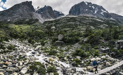 Las Torres del Paine, al sur de Chile, es un ejemplo de la conservación de la naturaleza en el contiente americano. EL parque nacional abarca más de 227.000 hectáreas de una geografía compuesta por macizos, lagos, icebergs, glaciares, ríos, bosques de robles típicos y extensas pampas visitadas por guanacos, ñandúes y pumas.